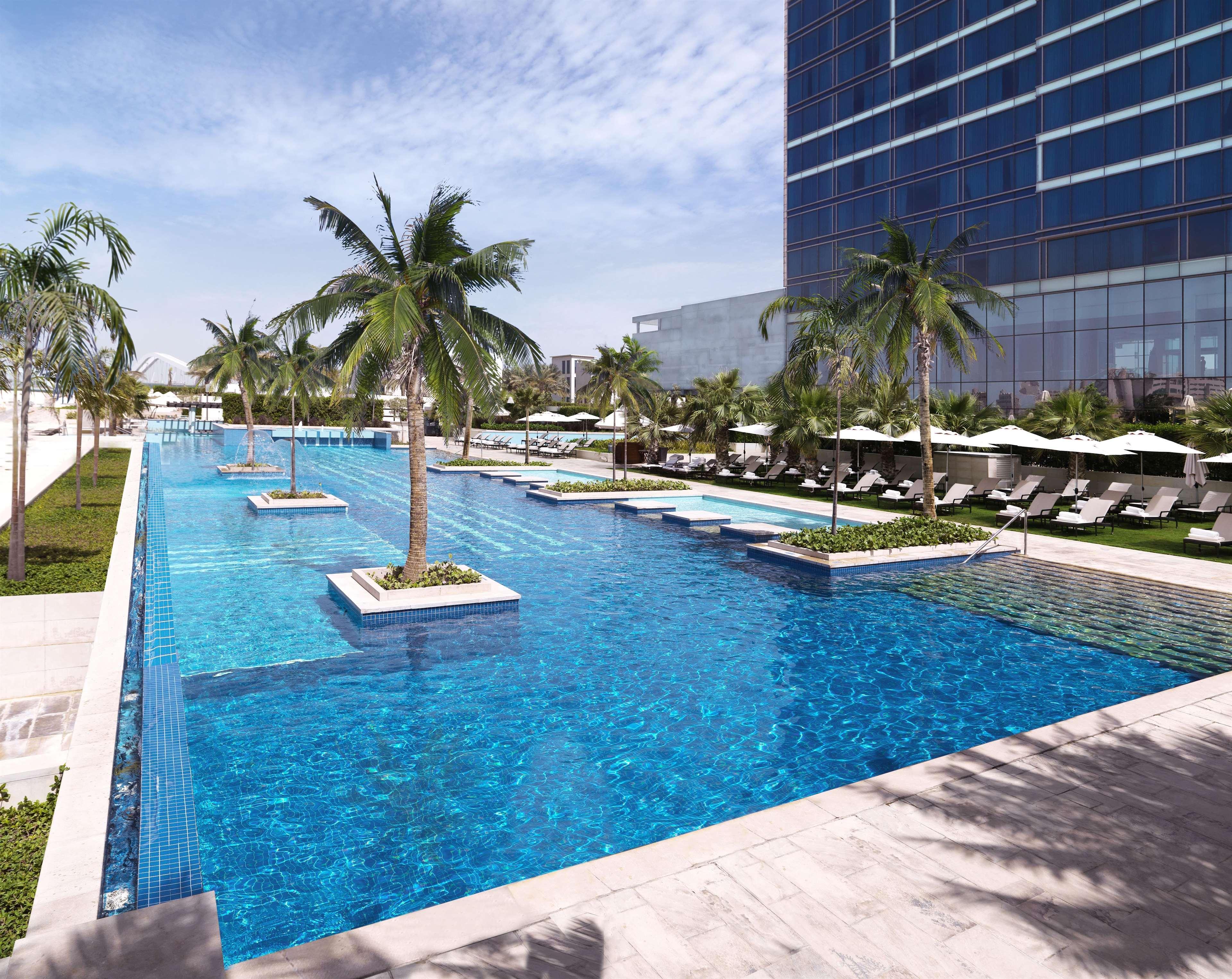페어몬트 밥 알 바흐 호텔 아부다비 외부 사진 The swimming pool at the hotel
