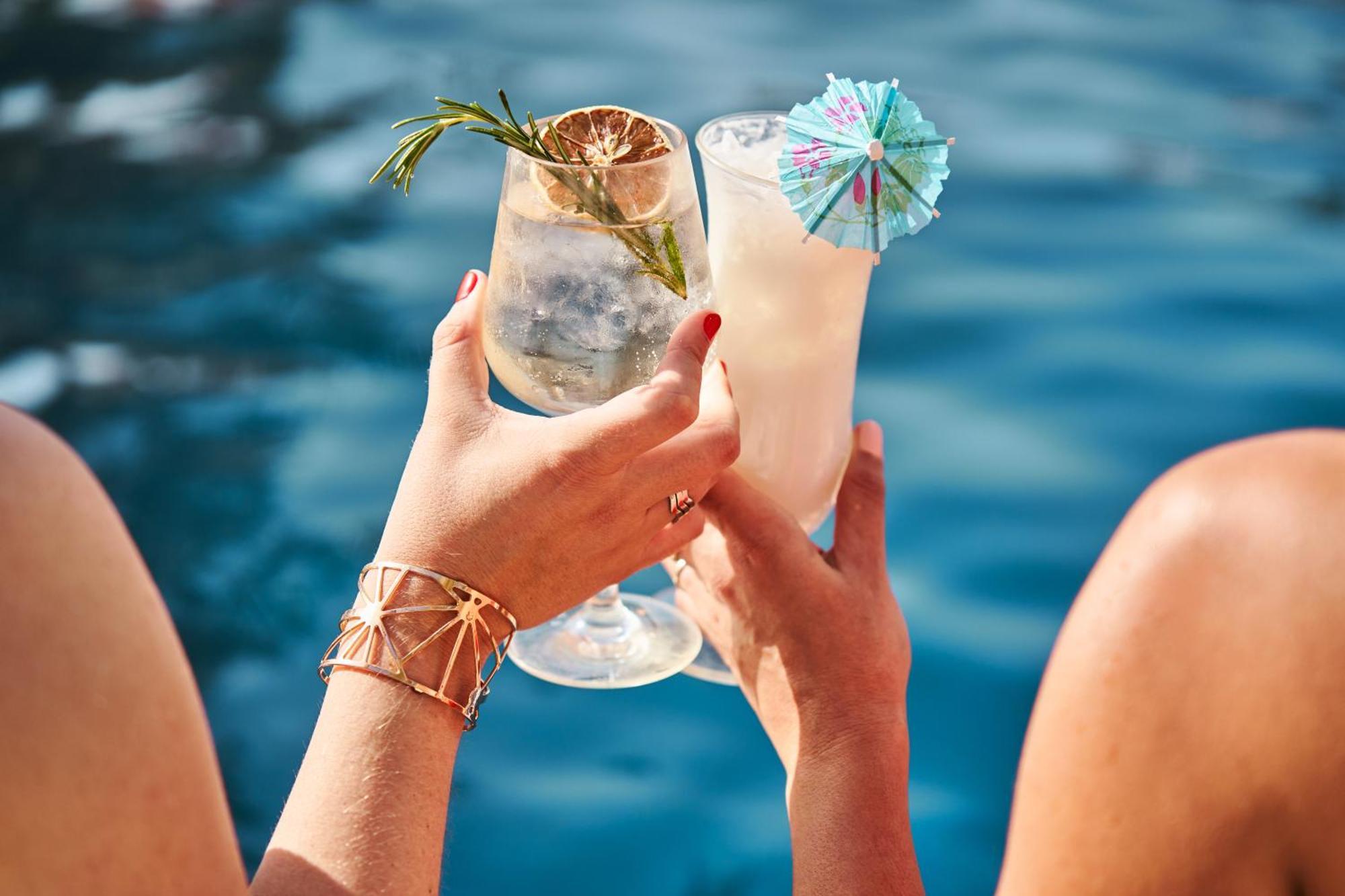 페어몬트 밥 알 바흐 호텔 아부다비 외부 사진 A couple of cocktails