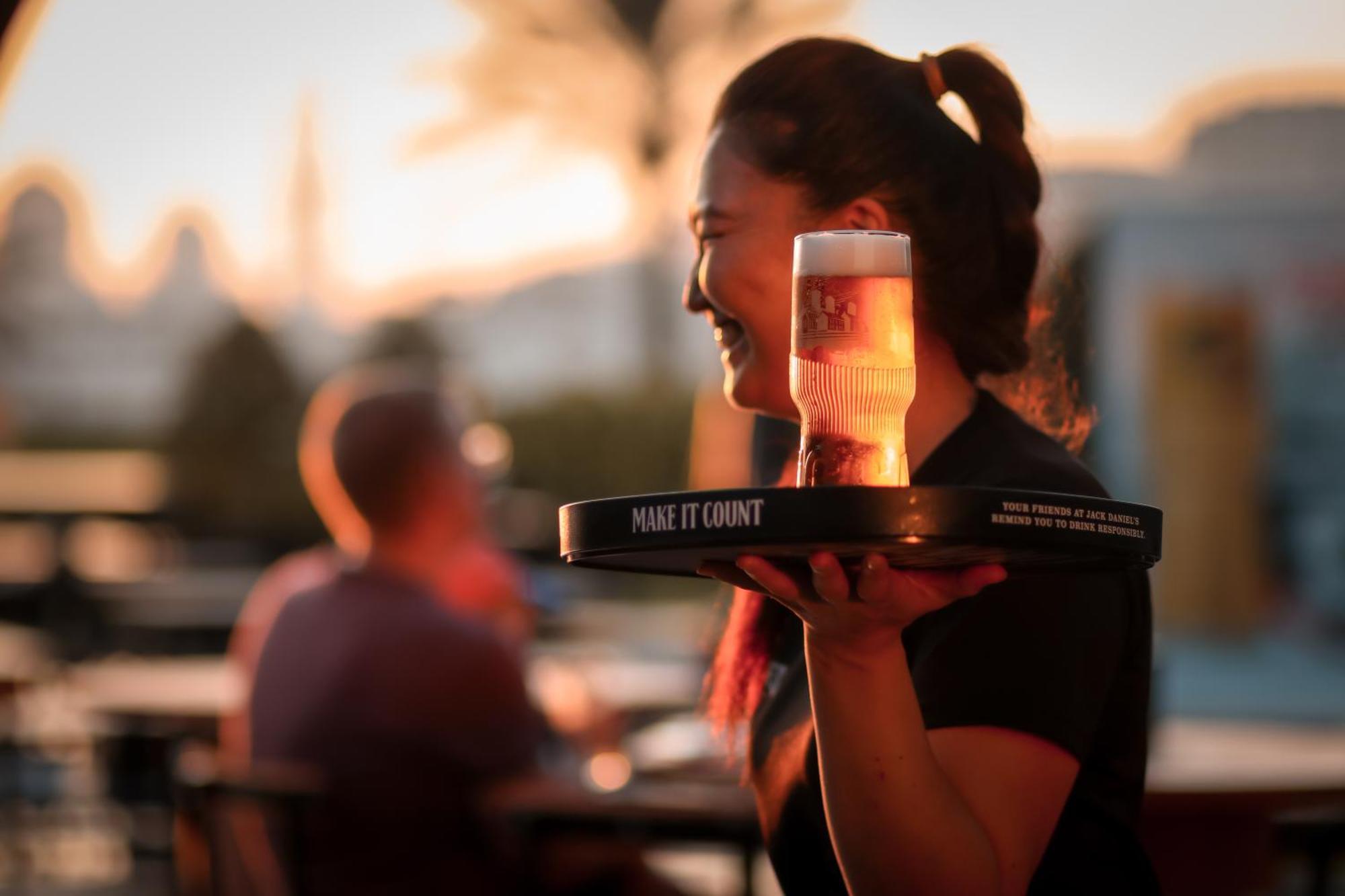 페어몬트 밥 알 바흐 호텔 아부다비 외부 사진 A server at a restaurant
