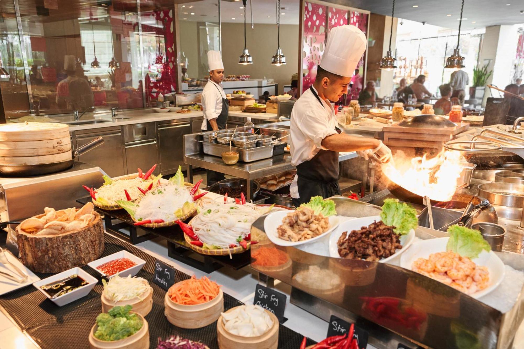 페어몬트 밥 알 바흐 호텔 아부다비 외부 사진 A live kitchen at a hotel