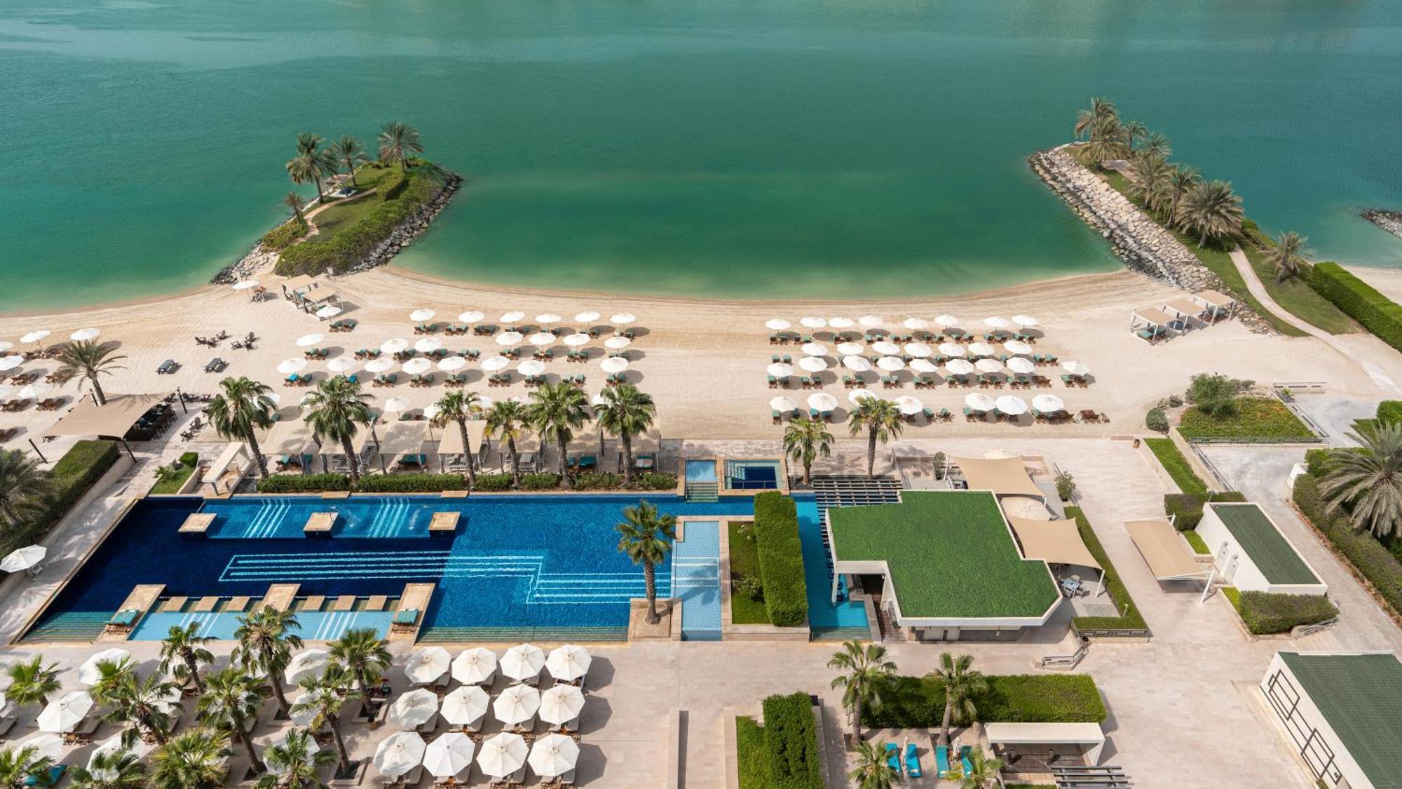 페어몬트 밥 알 바흐 호텔 아부다비 외부 사진 Aerial view of the beach at the hotel