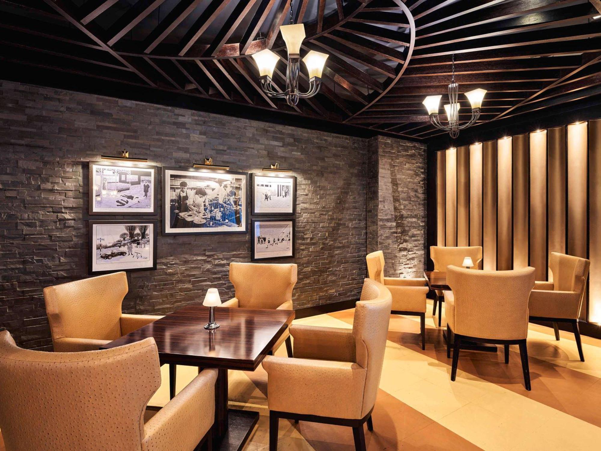 페어몬트 밥 알 바흐 호텔 아부다비 외부 사진 The Club lounge at Hong Kong International Airport