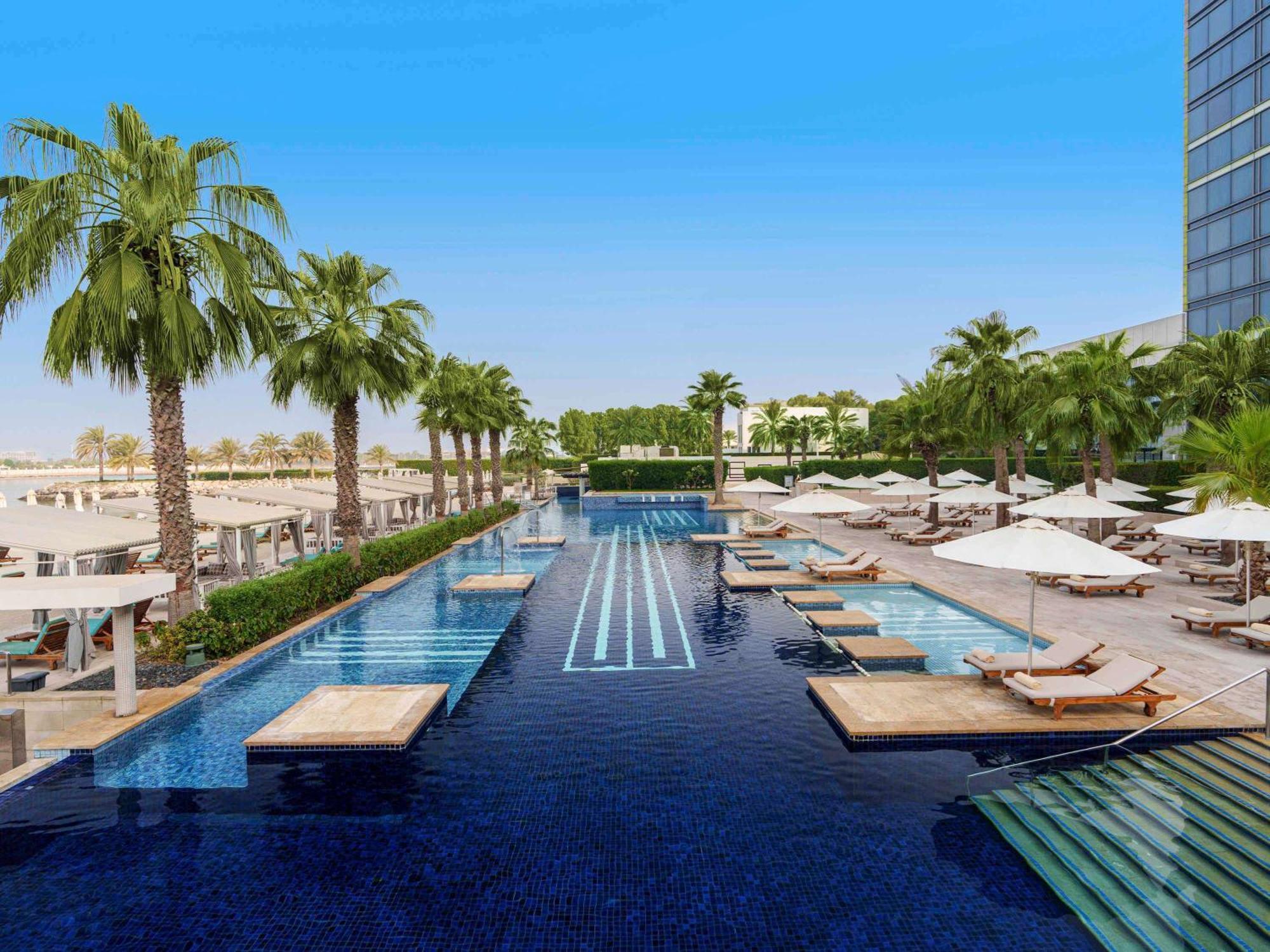 페어몬트 밥 알 바흐 호텔 아부다비 외부 사진 The swimming pool at the hotel