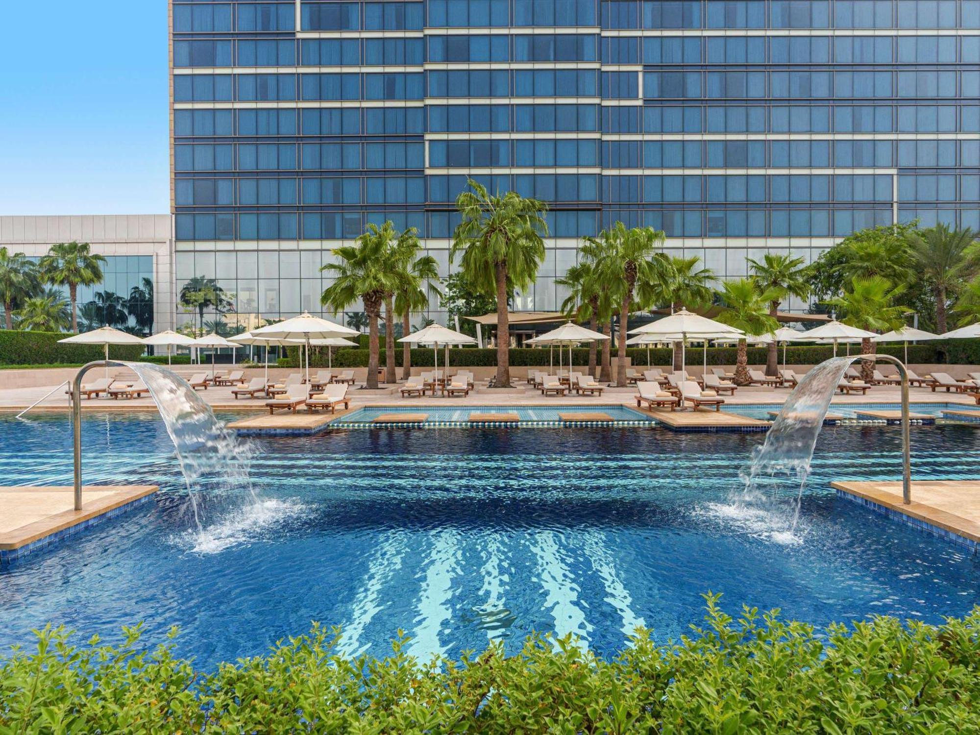 페어몬트 밥 알 바흐 호텔 아부다비 외부 사진 The swimming pool at the hotel