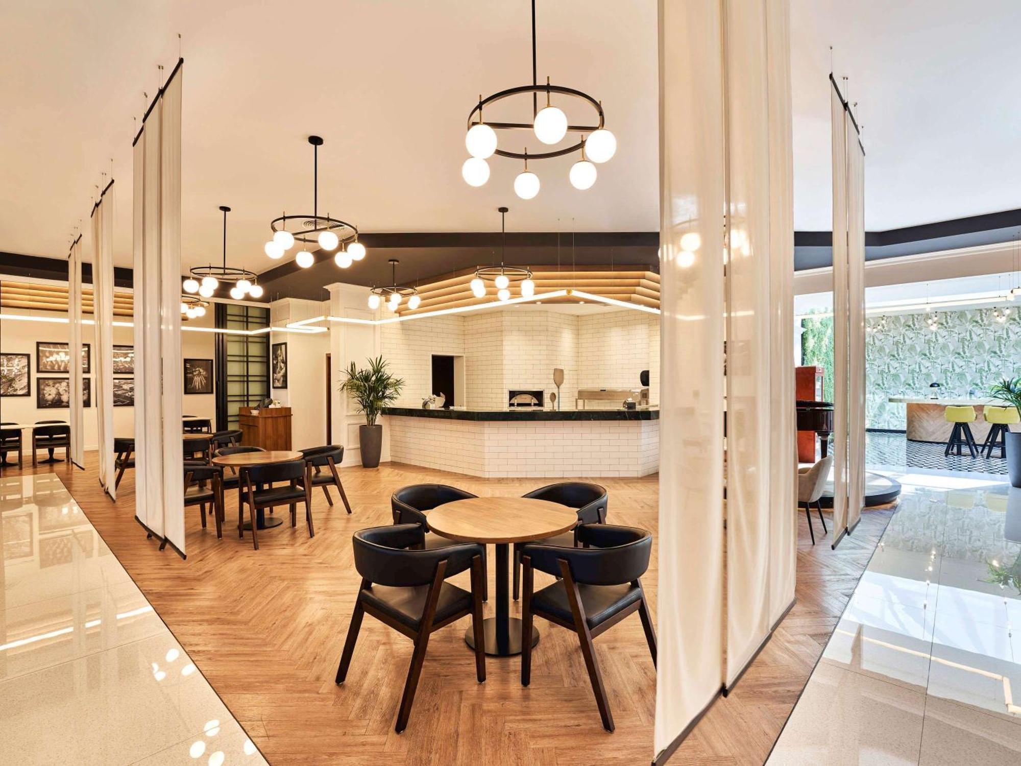페어몬트 밥 알 바흐 호텔 아부다비 외부 사진 The interior of the library