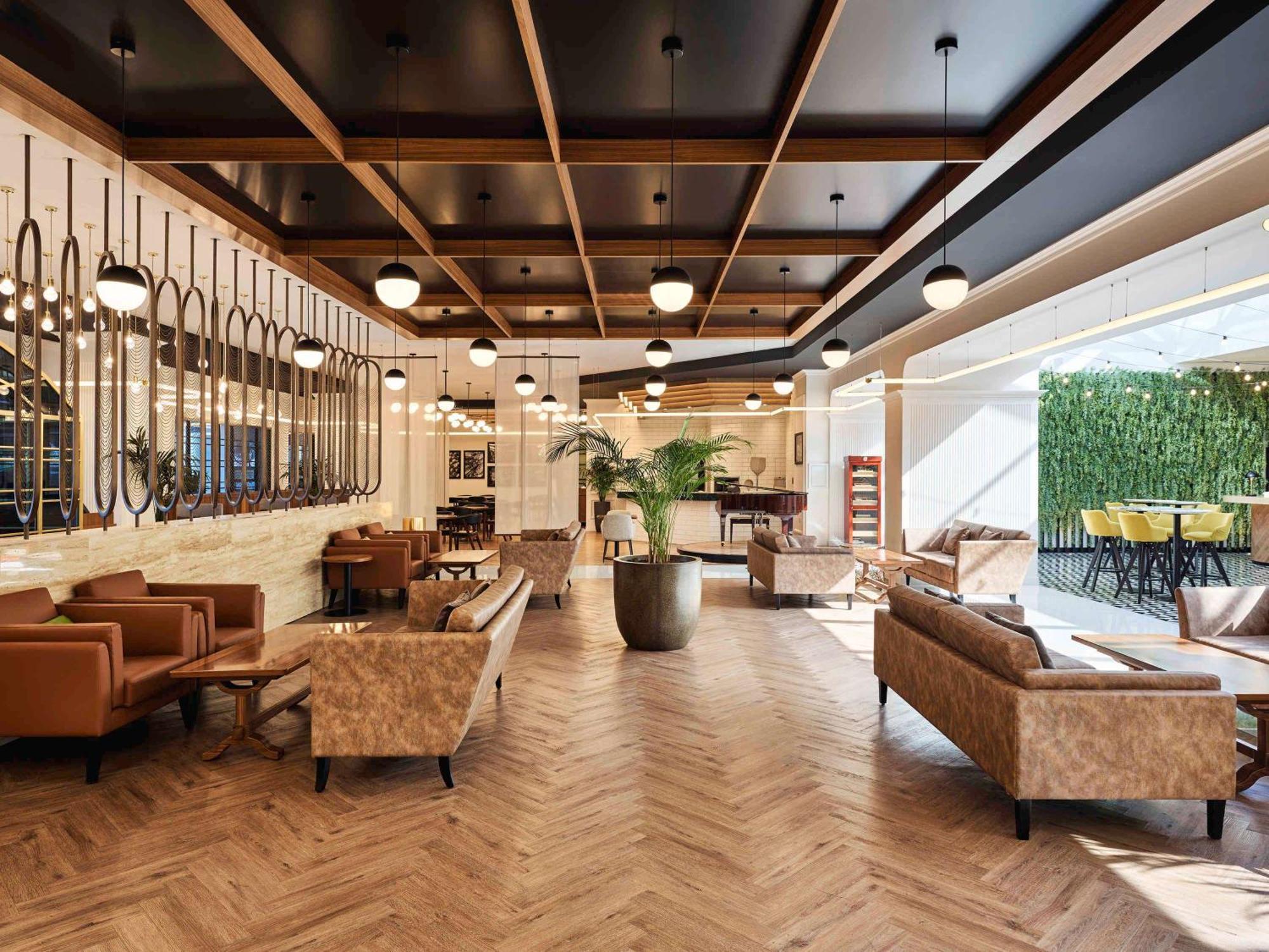페어몬트 밥 알 바흐 호텔 아부다비 외부 사진 The lounge at the airport