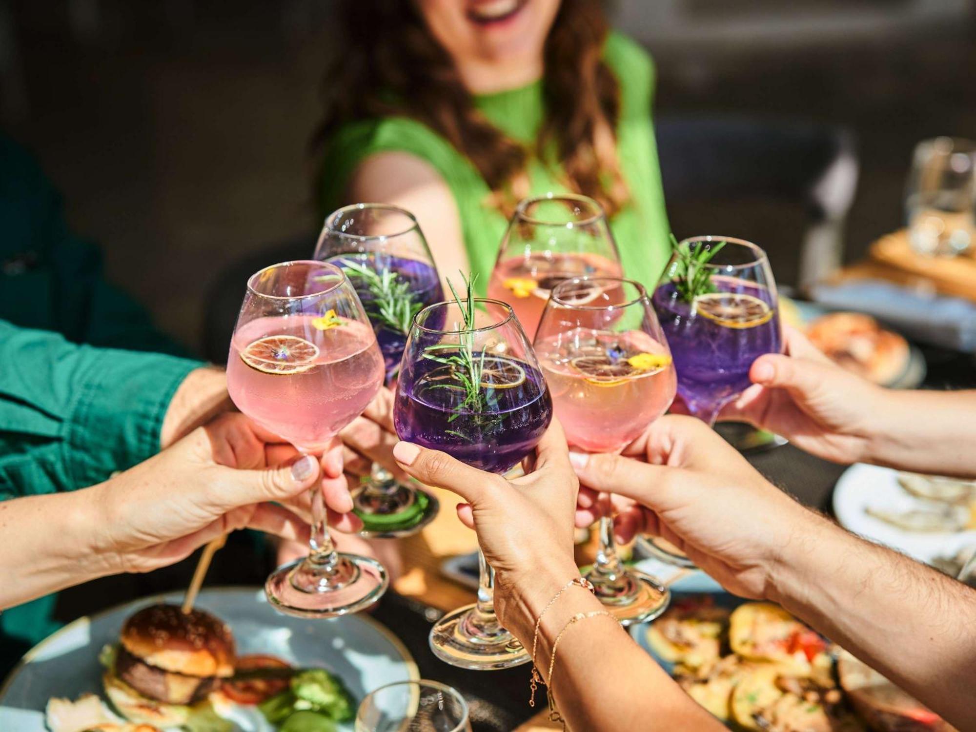 페어몬트 밥 알 바흐 호텔 아부다비 외부 사진 A group of people toasting with wine